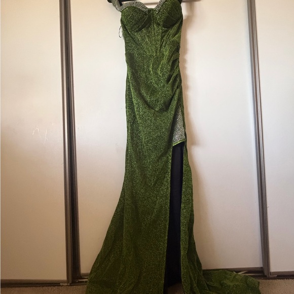 Elegant Green Off-Shoulder Evening Gown - Picture 7 of 7